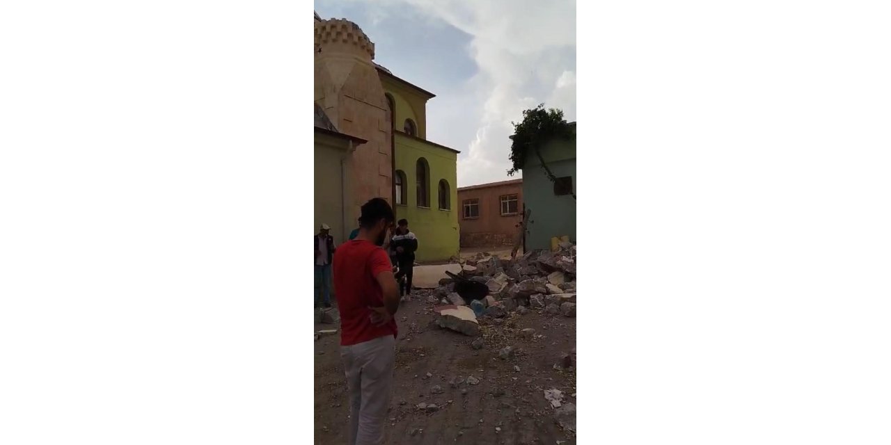 Diyarbakır’da fırtınada yıkılan caminin minaresi evin üstüne devrildi