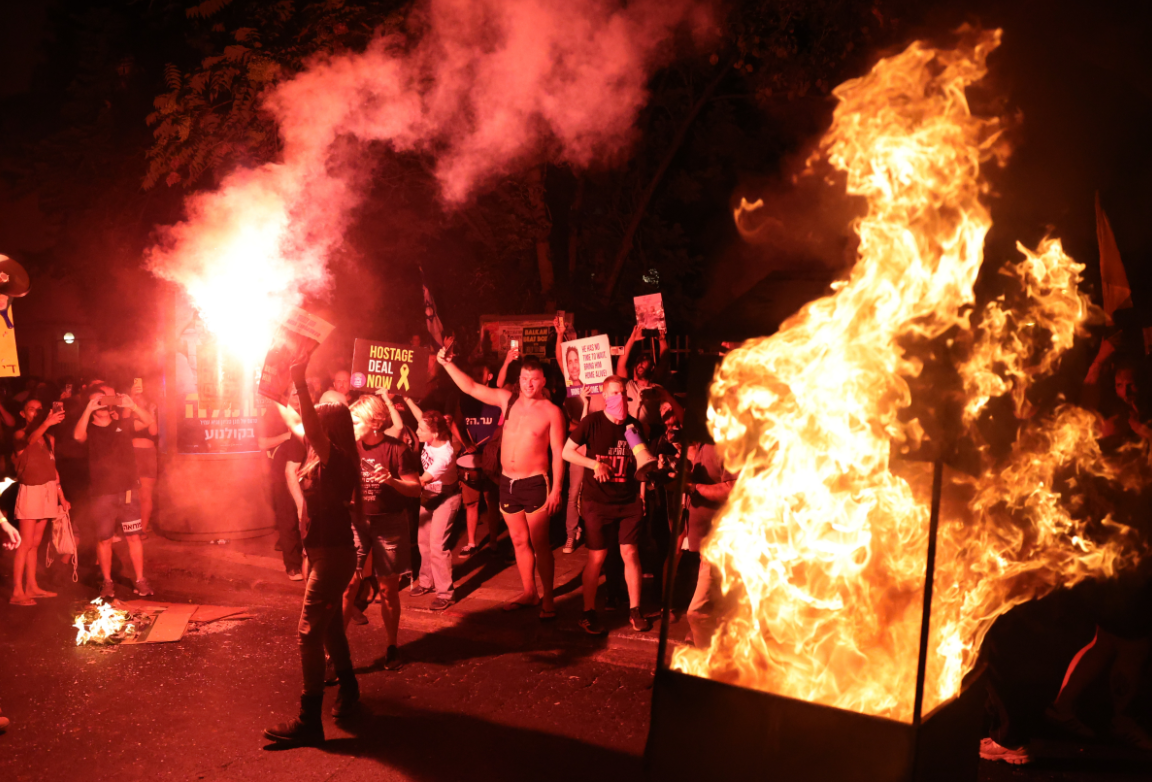 İsrail’de protestocular erken seçim çağrısı yaptı, caddeleri ateşe verdi