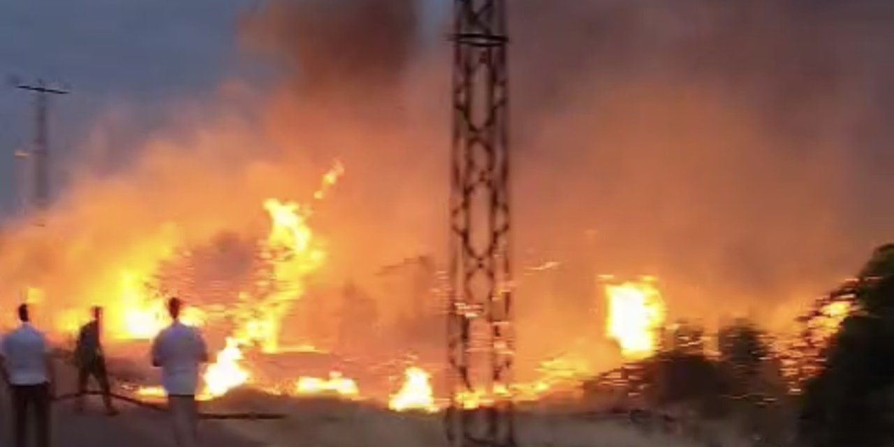 Mardin'de çıkan yangının elektrik direğinden kaynaklandığı güvenlik kamerasına anbean yansıdı