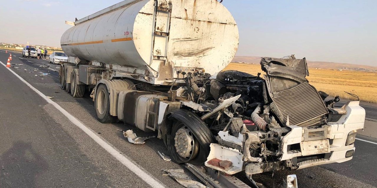 Cizre'de tanker tıra çarptı: 1 kişi yaralandı