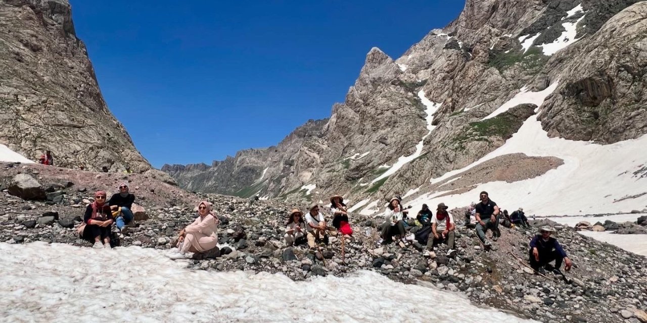 Cilo Dağları'ndaki Cennet ve Cehennem Vadis'inde 20 bin yıllık buzullarda saatlerce yürüdüler