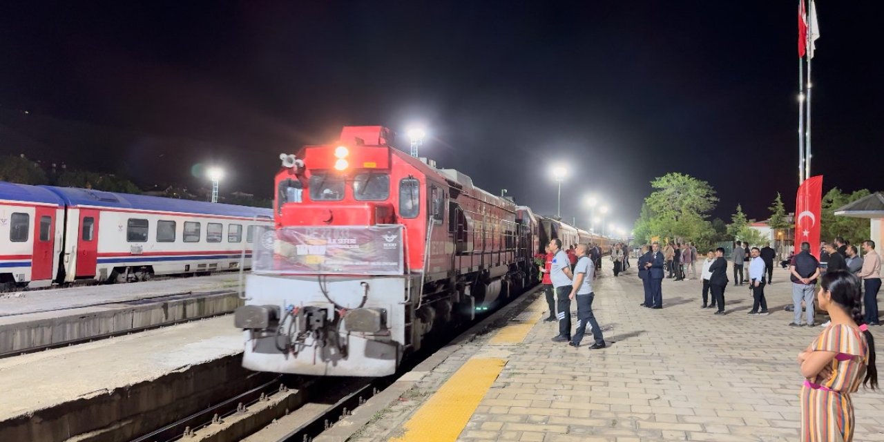 Turistik Tatvan Treni'nin ilk yolcuları Tatvan'a vardı