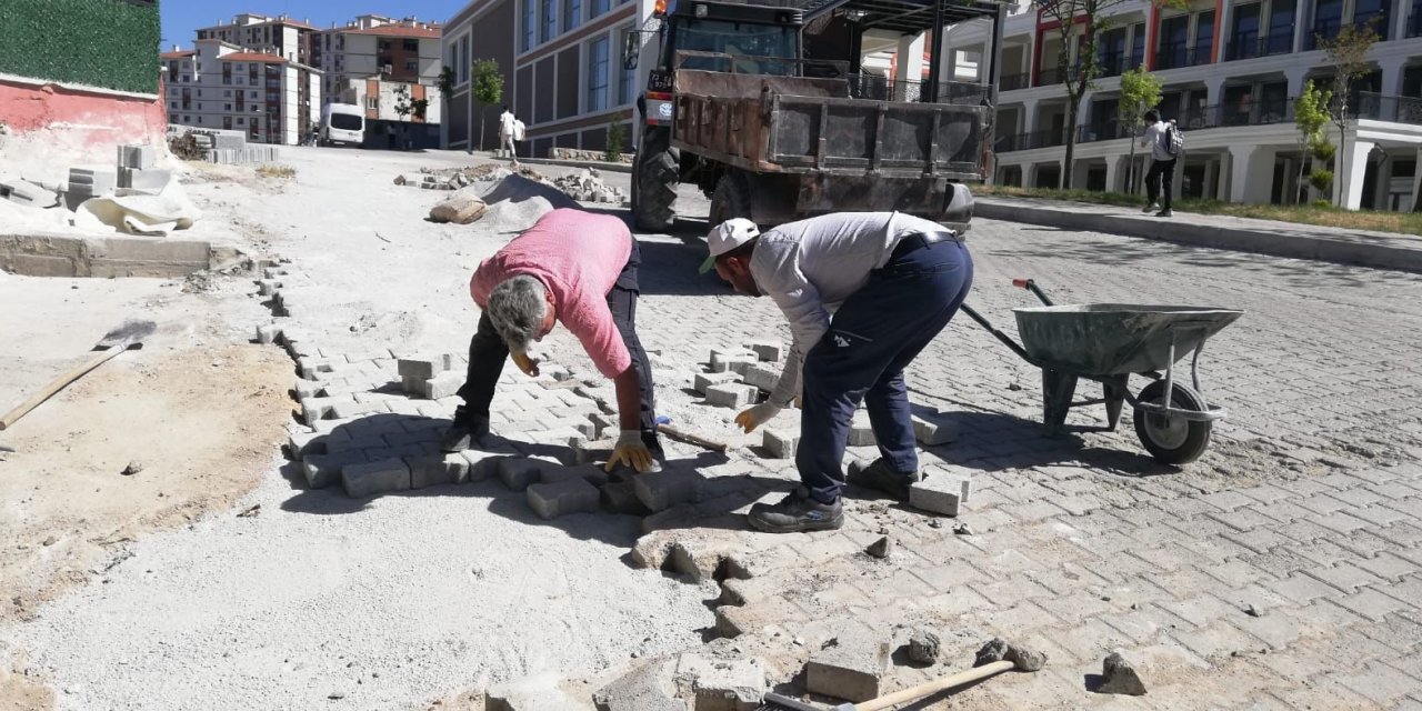 Şırnak Belediyesi’nden Yoğun Çalışmalar: Parke Taşı Onarımı, Dezenfeksiyon ve Temizlik