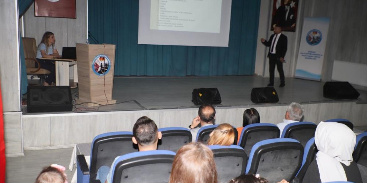 Hakkari'de "Depremle Yaşamayı Öğreniyorum" Konferansı Düzenlendi