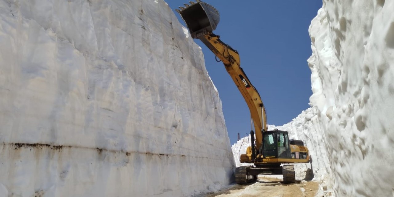 Hakkari'de Yaz mevsiminde 8 metrelik kar tünelleri