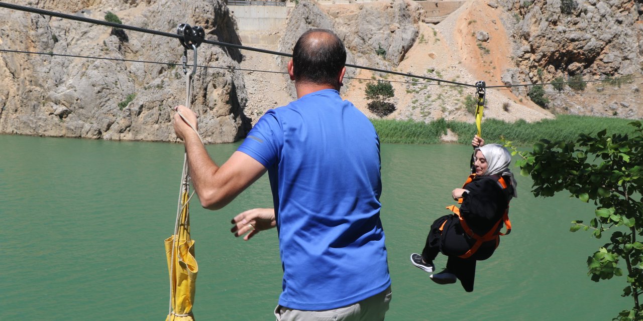 Fırat Nehri’nin muhteşem manzarası eşliğinde yapılan zipline ve tekne turu turistlerin vazgeçilmezi