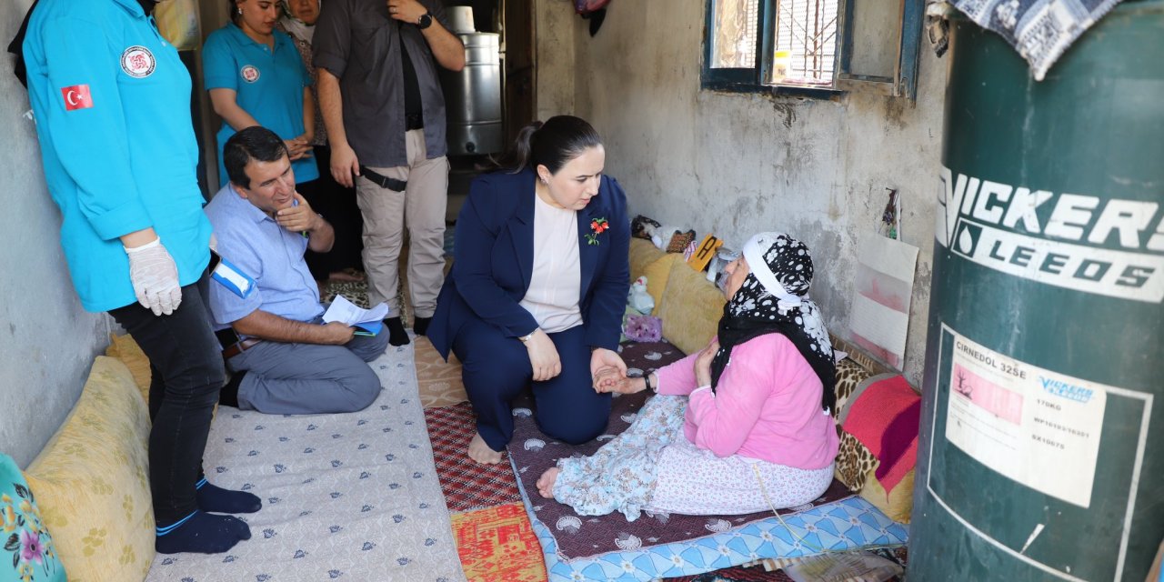 Cizre Kaymakamı Nazlı Demir, Cizre’nin Ulu Çınarları’nı evlerinde ziyaret etti