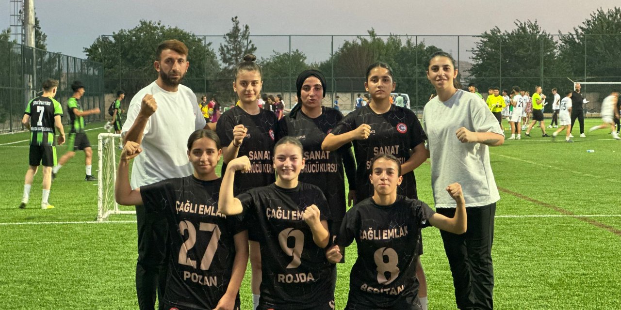 Cizreli Kızlar Sokak futbolu 5x5 oyunlarında Bölge Şampiyonu oldu