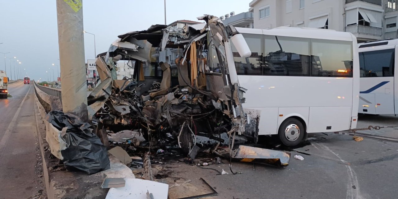 Turistleri taşıyan midibüs kaza yaptı, çok sayıda yaralı var