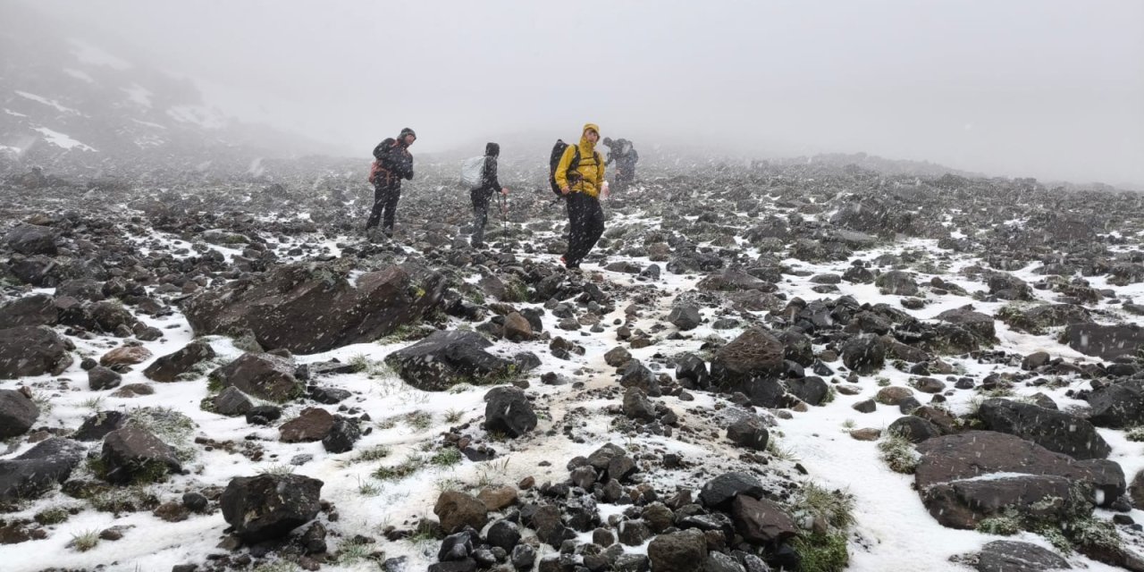 Ağrı Dağı zirvesinde dağcılara kar ve tipi engeli