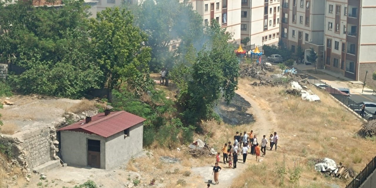 Şırnak Bahçelievler Mahallesi'nde Korkutan Yangın, Mahalleli Hızlı Müdahaleyle Söndürdü