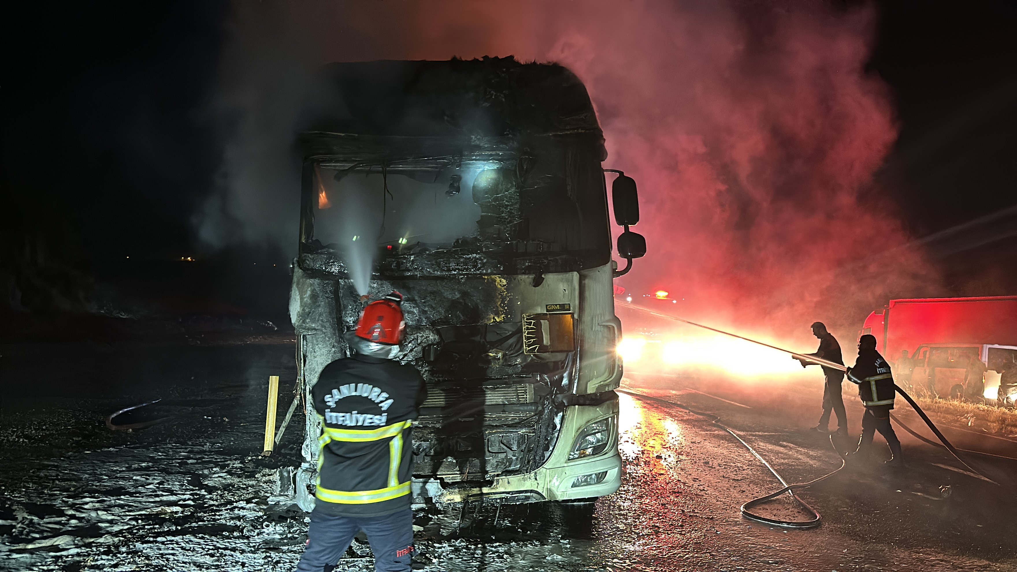 Şanlıurfa'da alevlere teslim olan tır kullanılamaz hale geldi