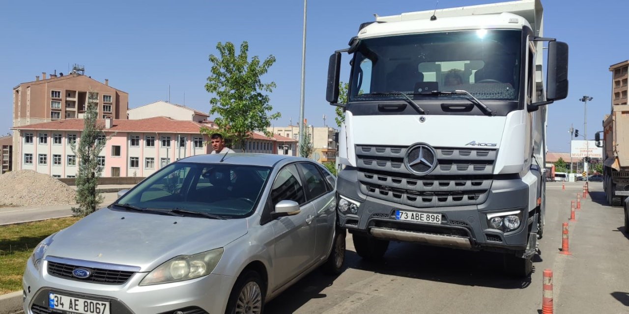 Şırnak’ta Hastane Yakınındaki Çöken Yol Tehlike Saçıyor: Sabah Saatlerinde Kaza Meydana Geldi