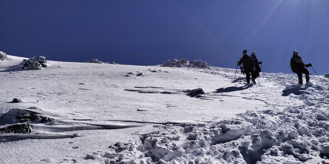 Ağrı Dağı'nda dağcılar kar ve fırtınaya rağmen zirveye ulaştı