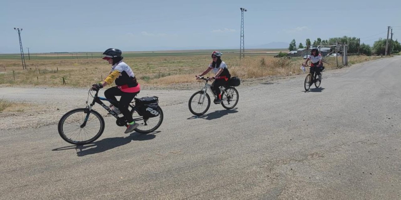 Kadın Bisikletçiler Van Gölü Etrafında Kuraklığa Dikkat Çekmek İçin Pedal Çevirdi