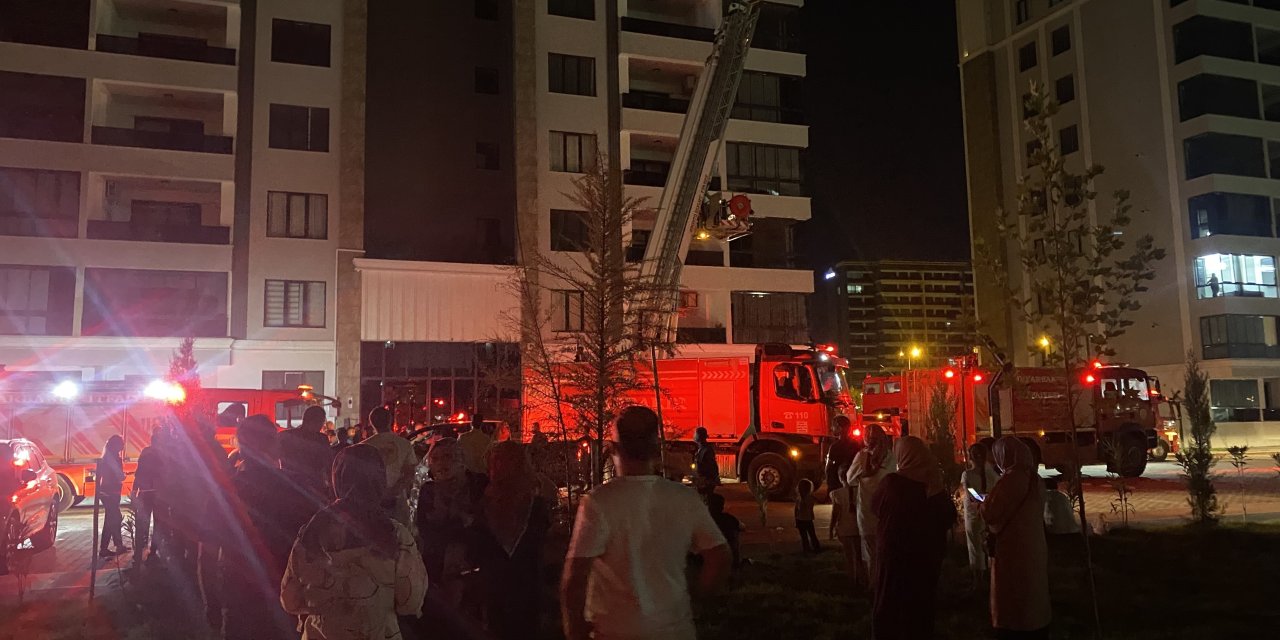 Diyarbakır'da Bir Sitede Yangın: 4 Kişi Dumandan Etkilendi