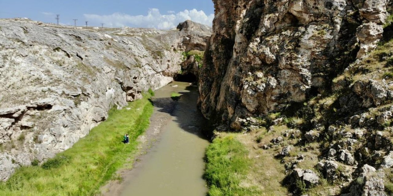 Ağrı'nın Kudret Köprüsü Manzarasıyla Hayran Bırakıyor