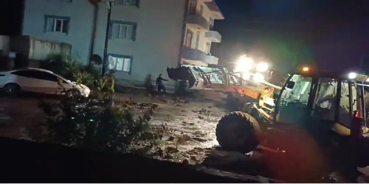 Van Özalp'ta sel evleri su altına bıraktı