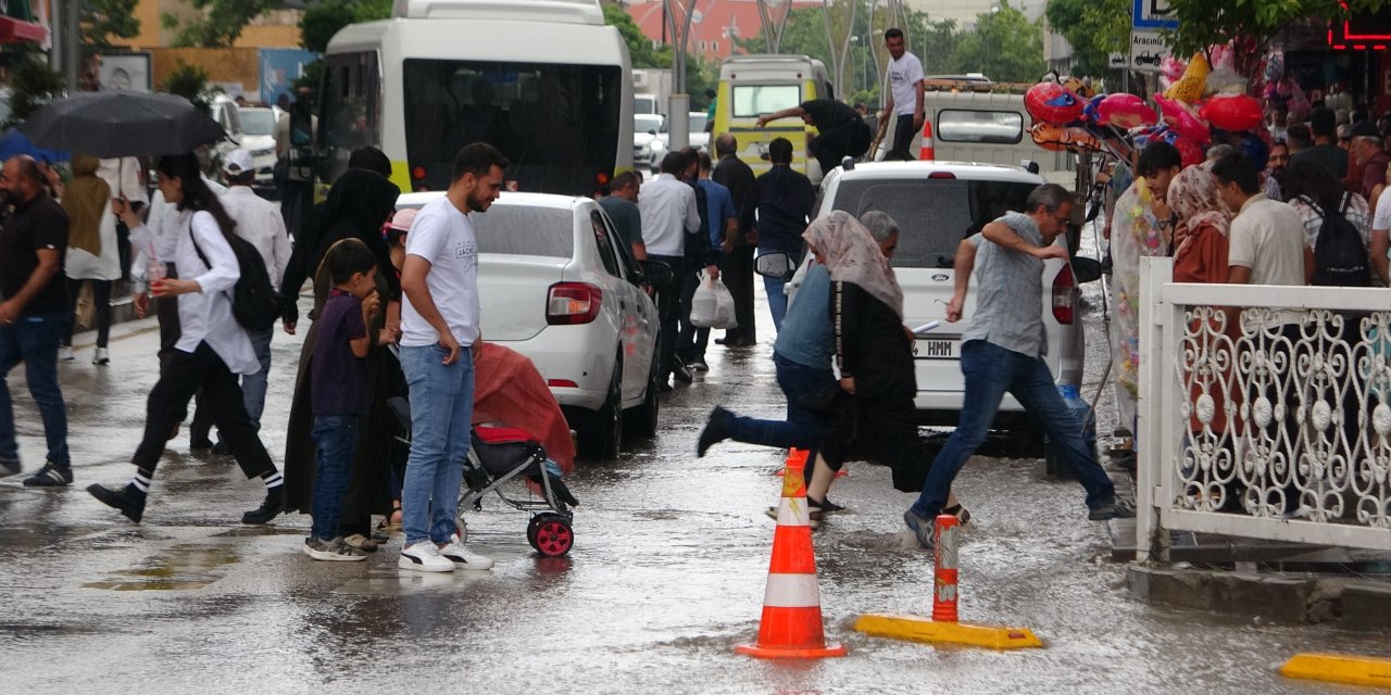 Van’da vatandaşlar hazırlıksız sağanak yağışa yakalandı