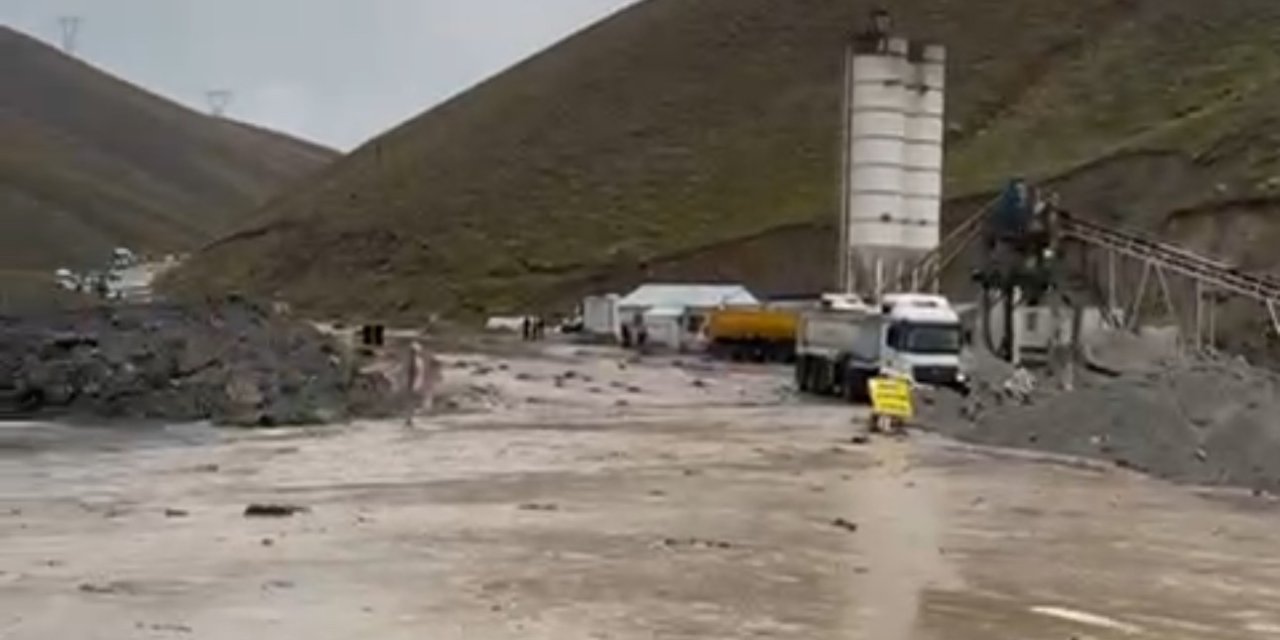 Van-Hakkari karayolunda sel nedeniyle  onlarca araç mahsur kaldı