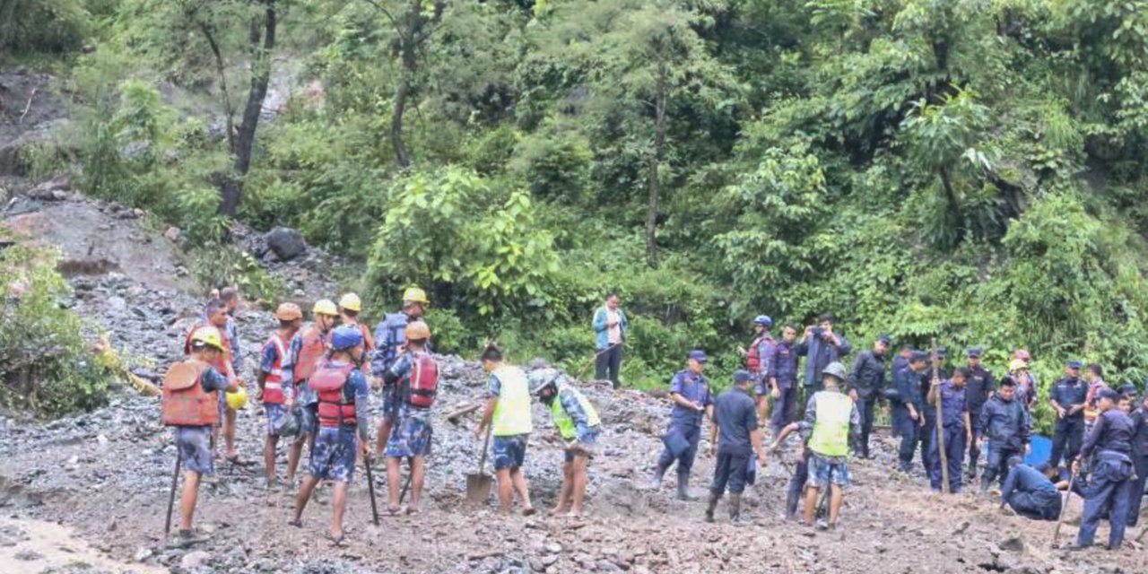 Nepal'de toprak kayması: 12 ölü, 63 kayıp