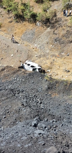 Asker ziyaretinden dönen aileyi taşıyan hafif ticari araç uçurumdan yuvarlandı: 1 ölü, 4 yaralı