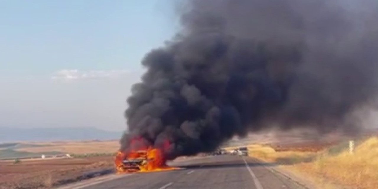 Adıyaman'da seyir halindeki otomobil küle döndü