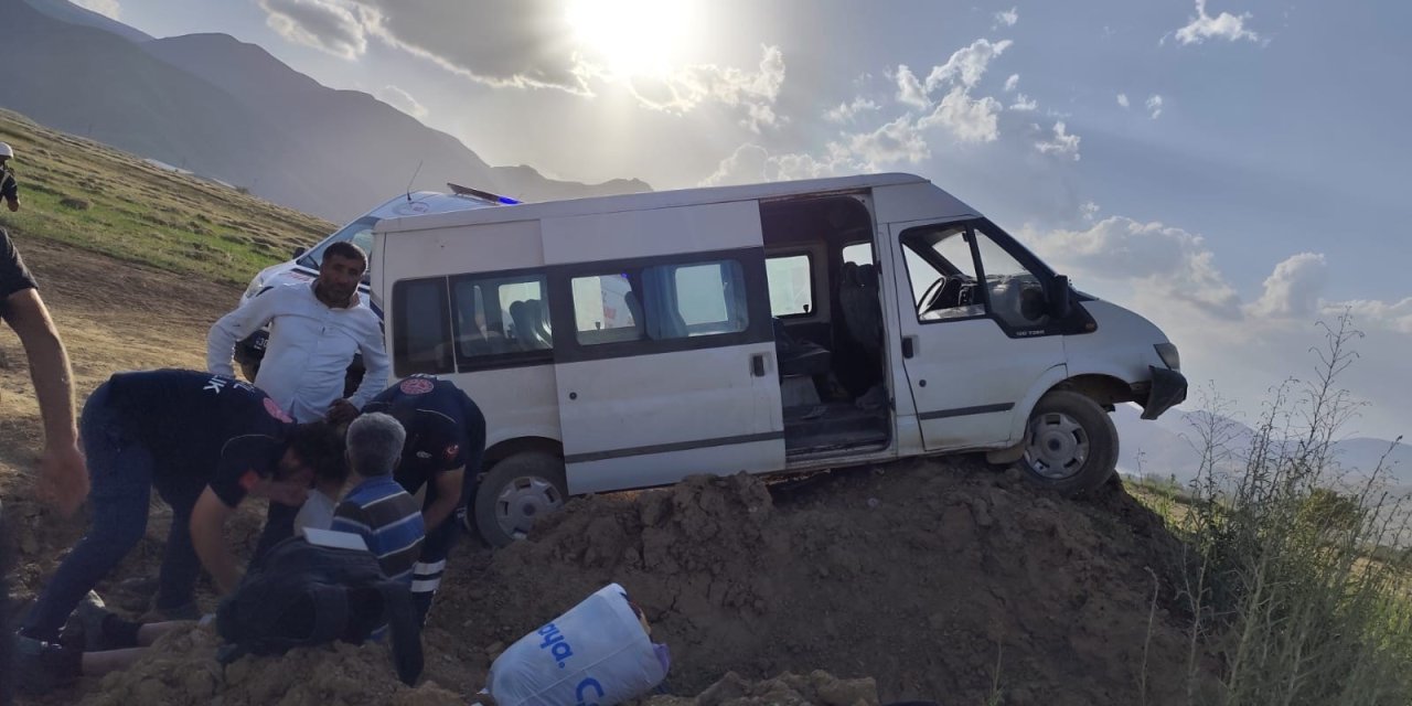 Hakkari'de işçileri taşıyan minibüs kaza yaptı: 5 yaralı