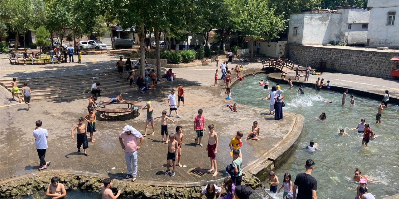 Diyarbakır'da çocuklar süs havuzunda serinliyor