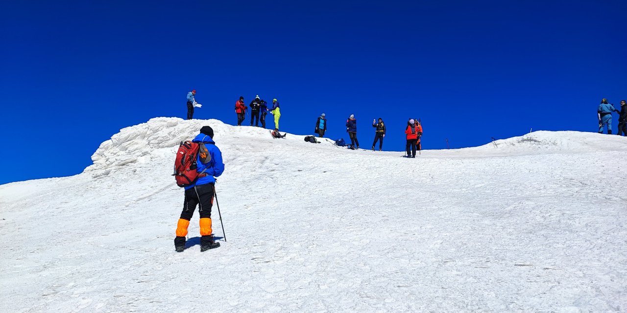 Vanlı dağcılar Türkiye'nin en yüksek dağı olan Ağrı Dağı'na tırmandı
