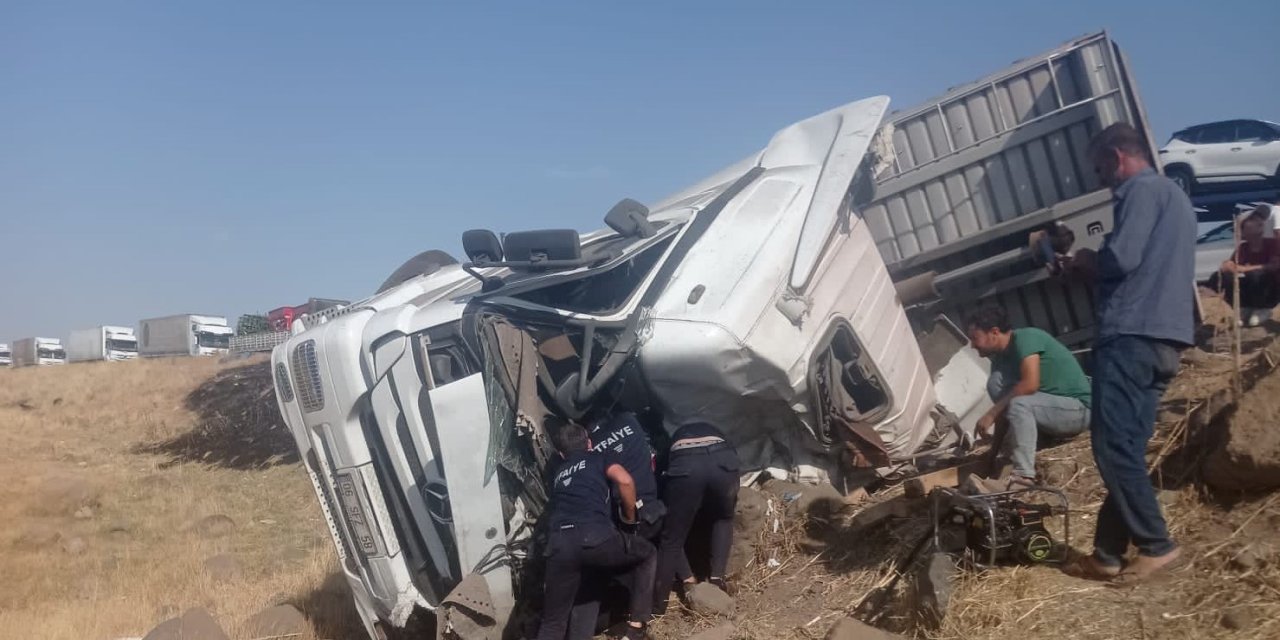 Cizre-Nusaybin Karayolunda Tır Şarampole devrildi:1 Yaralı