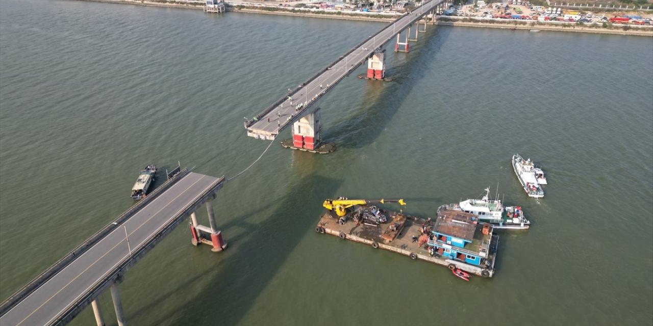 Çin'de köprü çöktü, araçlar suya düştü: 12 ölü, 31 kayıp