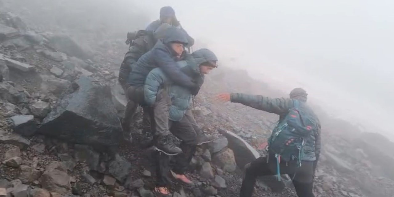 Ağrı Dağı'nda kaybolan 2 dağcı hala bulunamdı