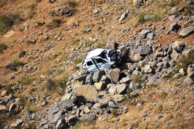 ŞIRNAK'TA KAHREDEN KAZA: DÜĞÜNE GİDEN ARAÇ KAZA YAPTI, ANNE VE ÇOCUĞU ÖLDÜ, SÜRÜCÜ AĞIR YARALANDI