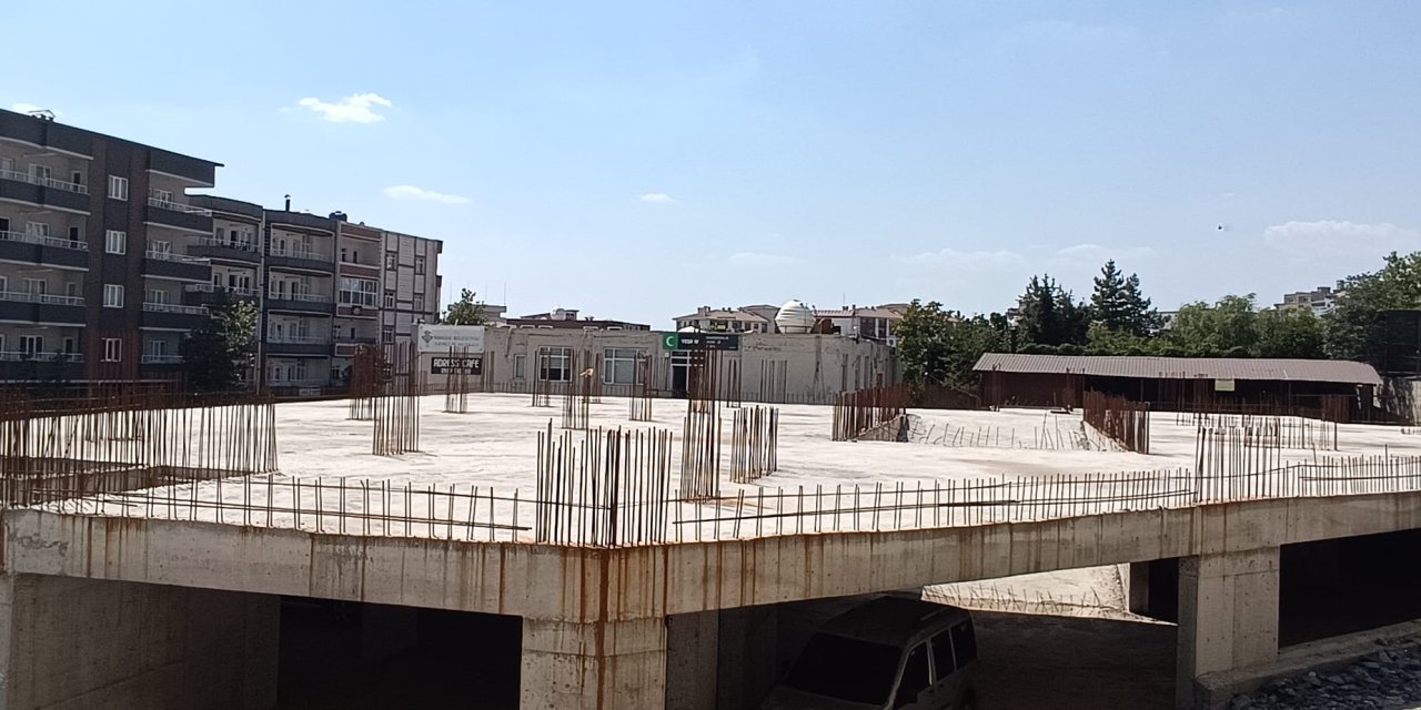 Şırnak'ta önemli bir proje daha  yarım kaldı: Otopark ve düğün salonu inşaatı durduruldu