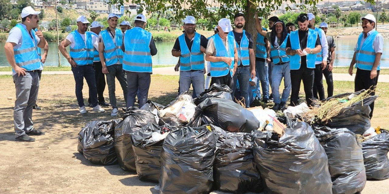 Cizre’de denetimli serbestlik yükümlüleri Dicle Nehri kenarındaki parkları temizledi