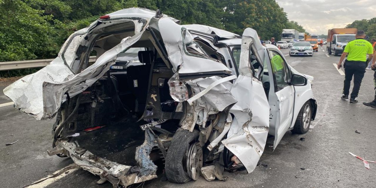 TEM'de minibüs hafif ticari araca çarptı: 2 ölü, 4 yaralı