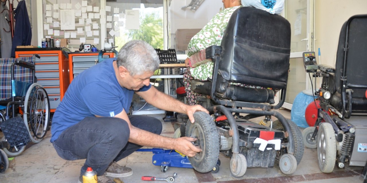 Diyarbakır’da engelli vatandaşların tekerlekli sandalyeleri ücretsiz tamir ediliyor