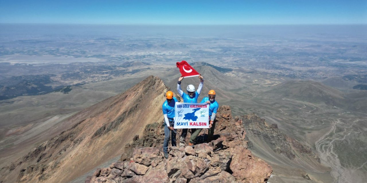 Van Gölü'nün kirlenmemesi ve mavi kalması için dikkat çekmek amacıyla Erciyes Dağı'na tırmandılar