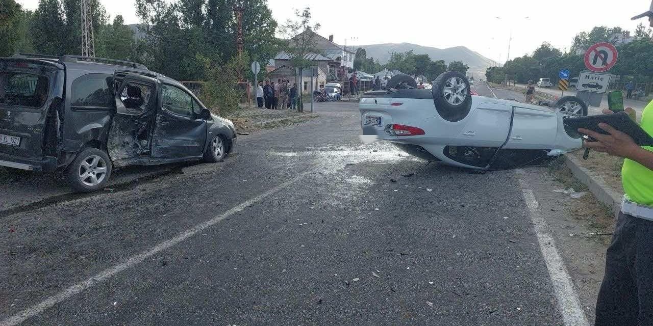 Van'da iki otomobilin çarpışması sonucu:7 yaralı