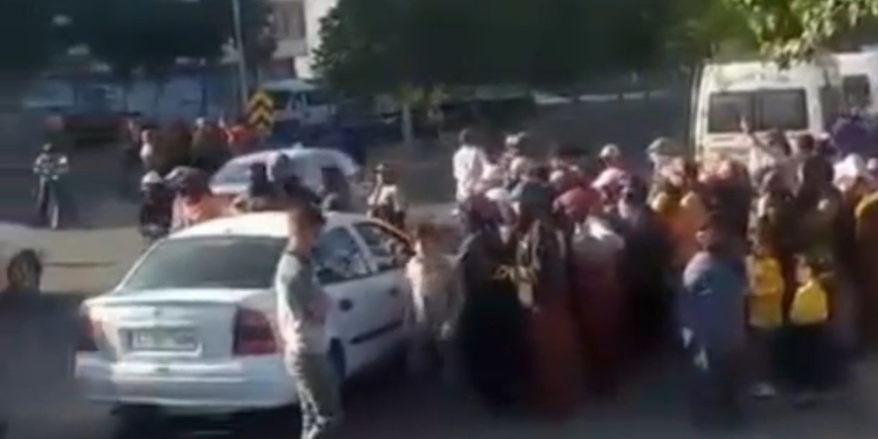 Şanlıurfa’da tarım işçileri yevmiye ücretini protesto için yol kapattı