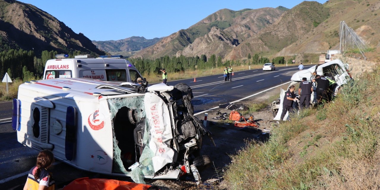 Erzurum'da korkunç kaza: Ambulans ile hafif ticari araç çarpıştı: 4 ölü, 1 yaralı