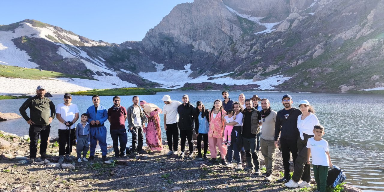 35 dağcı  Hakkari Sat Gölleri'nin güzelliklerini keşfetmek için yürüdüler