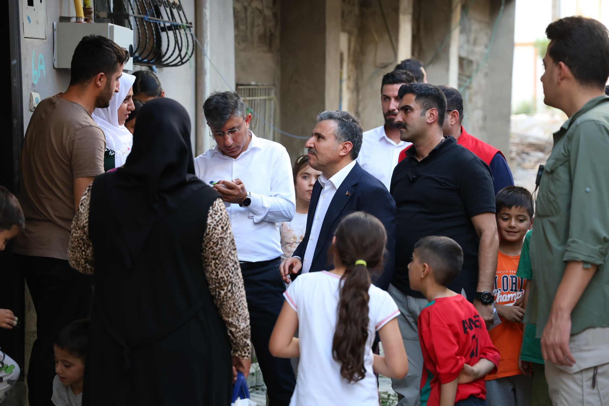 Şırnak Valisi Cevdet Atay, Mahalle Ziyaretleriyle Vatandaşların Sorunlarını Dinliyor