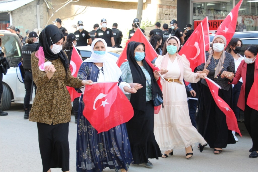 ŞIRNAK ANNELERİNDEN HDP ÖNÜNDE KUTLAMALI EYLEM