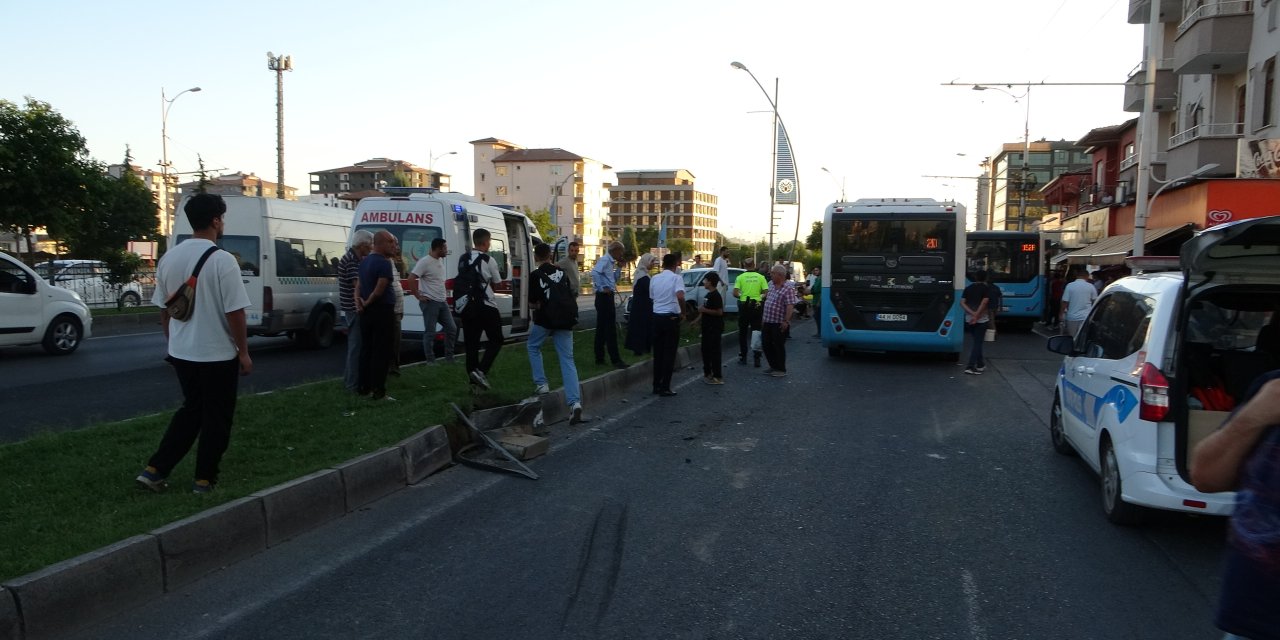 Malatya'da Kontrolden çıkan araç onlarca yolcunun bulunduğu otobüse çarptı