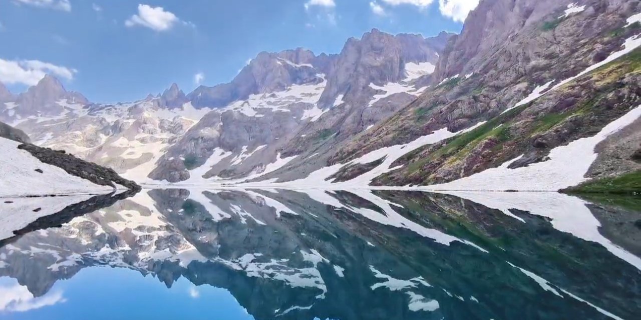 Hakkari'de bulunan Türkiye’nin en büyük buzul gölünde doğa yürüyüşü