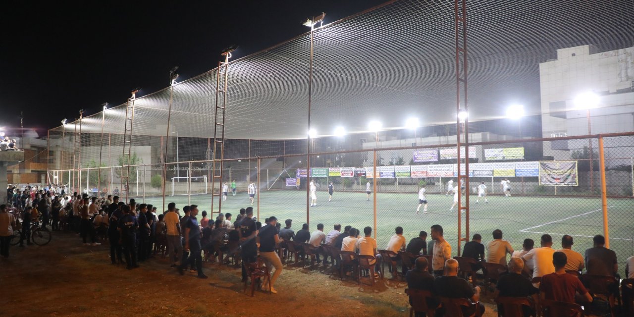 Cizre Belediyesi'nin 2. Geleneksel Halı Saha Futbol Turnuvası çekişmeli maçlara sahne oluyor