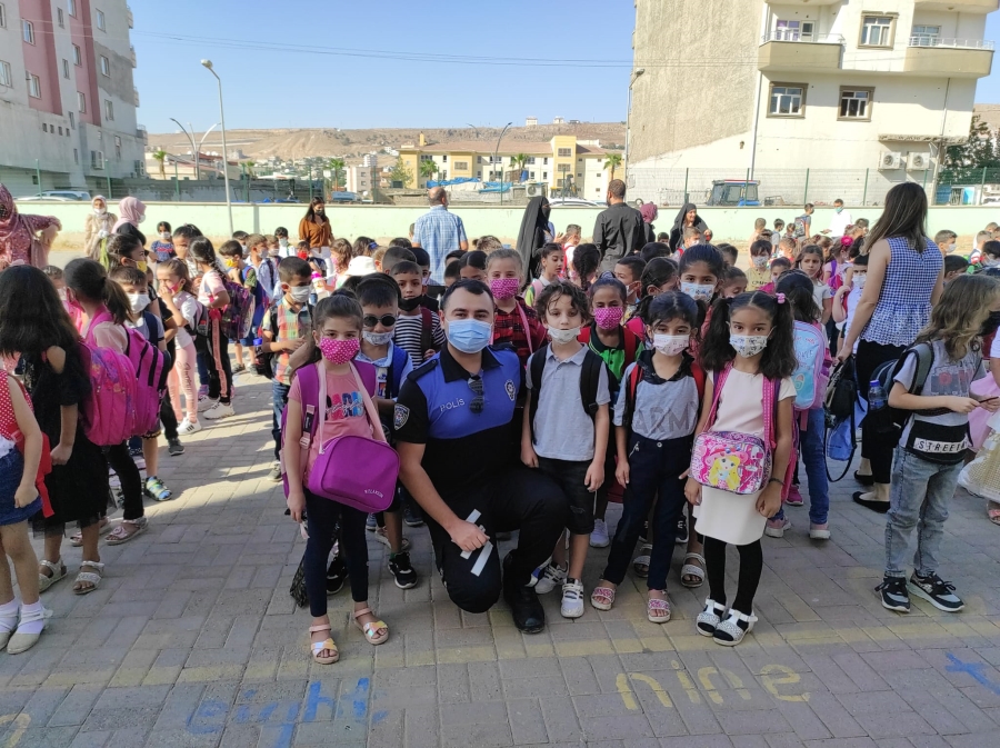 Cizre Polisi Eğitim-Öğretim Yılının İlk Gününde Öğrencileri Yalnız Bırakmadı