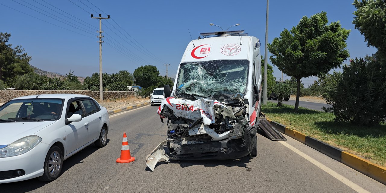 Gaziantep'te ambulans tankere çarptı: 3 sağlıkçı yaralı